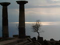 Athenaetempel mit Schiff bei Sonnenuntergang in Assos