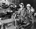 2 Frauen an Bolzenschneidemaschine 1943