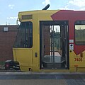 De instaptrede van een ongerenoveerde LRV op een station met verhoogd perron. Door de trede is deze tram niet goed toegankelijk voor rolstoelgebruikers.