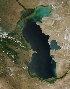Hazar Denizi'nin Terra Uydusu'ndan görünümü. Gübre oranı yüksek tarım atıkları yüzünden gölün kuzeyi kirlenmekte, buna bağlı olarak alg yaşamının azalması sudaki oksijen miktarını tehdit etmektedir. Kuzeydoğudaki açık renkli kısım gölün sığ bölgeleridir.(Üreten:Jeff Schmaltz, MODIS Rapid Response Team, NASA/GSFC, temizleme: IdLoveOne)