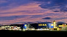 Foto, dass IKEA und andere Dienstleistungs-Gewerbe an der Bernstrasse in Lyssach zeigt.