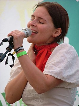 Emilíana Torrini tijdens het Glastonbury festival in 2005.