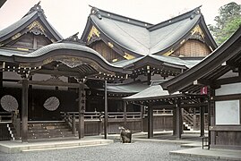 Die Kaguraden (es befindet sich auch eine im Gekū) wird nicht nur für rituelle Tänze, sondern auch spezielle Gebete benutzt.