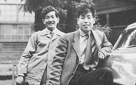 Hiroyuki Iwaki (links) en Naozumi Yamamoto (rechts), omtrent 1953