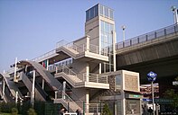 Stadyum istasyonunun dışı (solda) ve Çankaya istasyonunun içi