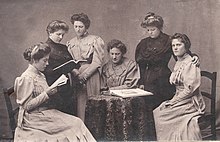 Frauen der Künstlerfamilien: Gisela Moroder Vallazza, Maria Moroder Schmalzl, Filomena Moroder, Adele Moroder, Carlina Moroder Scurcià und Aurelia Moroder Langer 1908