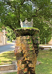 Springbrunnen im Dorfzentrum der die Königslegende thematisiert
