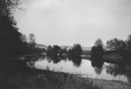 Kaltes Wasser (Schwarzes Loch), hinten in der Mitte Schloss Mainberg. Anfang 20. Jahrhundert