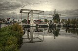 De Sloterbrug gezien vanaf de Nieuwemeerdijk in Badhoevedorp met een bus van lijn 192.