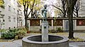 Brunnen im Westteil des Innenhofs mit Putto von Fritz Zerritsch sen., oberste Ebene, Blick von der westseitigen Einfahrt Simonygasse