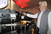 Karl-Heinz Althoff vor dem von ihm miterbauten Synchrotron im Deutschen Museum Bonn