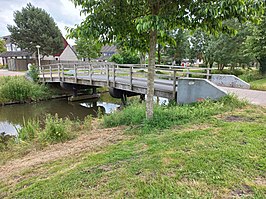 Brug 1487 vanuit het westen gezien; daarachter Geindriepad (juni 2022)