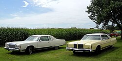 Chrysler New Yorker Brougham von 1974 (links) und 1978 (rechts)