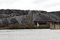 Unvollendete Straßenbrücke zum Weikerlsee. Im Hintergrund die Schlackeberge der VOEST.