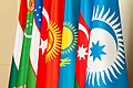 Üye devletlerin bayraklarıyla beraber Türk Devletleri Teşkilatı bayrağı