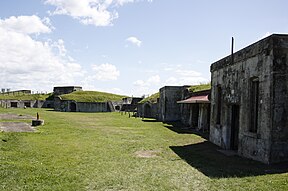 Im Wassergraben von Fort Lytton