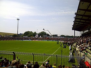 Die Haupttribüne und Blöcke A und B im Juli 2011