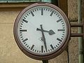 Runde Uhr, mit geschweiften Zeigern