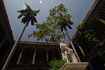 Beeld van Christoffel Columbus op de binnenplaats van het Palacio de los Capitanes Generales