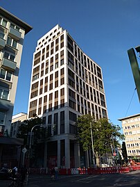 Francis, neu erbautes Bürohochhaus an der Kreuzung Oststraße (2021)