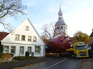 Transport van een zware ketel in Hopsten op de Marktplatz