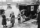 Εργάτες του Ερυθρού Σταυρού μεταφέρουν θύμα της γρίπης στο Σεντ Λούις, Μιζούρι (1918)