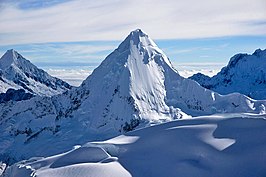 Artesonraju (uiterst rechts) En aangrensende bergen, vanaf de top van Nevado Pisco