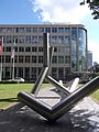 Skulptur vor der Börse Düsseldorf am Ernst-Scheider-Platz