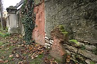 In einer ehemaligen Verteidigungsmauer der Nieder-Olmer Kirche St. Georg ...