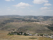 Γενική όψη της περιοχής. Ο Ισραηλινός οικισμός Τέκοα βρίσκεται μπροστά, ενώ η Θεκουέ φαίνεται ακριβώς πίσω και αριστερά του οικισμού. Στα δεξιά βρίσκεται το χωριό Κιρμπέτ αλ-Ντεϊρ, μέρος του δήμου Τούκου.