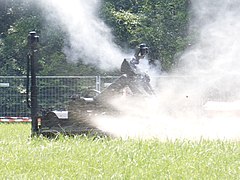 Manipulationsfahrzeug tEODor[6] der Bundeswehr beim Zerstören einer simulierten Sprengfalle