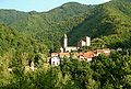 Veduta di Senarega (Valbrevenna) con il castello Fieschi