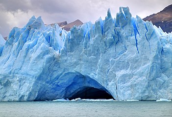 Los Glaciares Ulusal Parkı’ında bulunan buzul mağarası