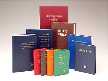 Verschiedene fremdsprachige Bibeln des Gideonbundes.
