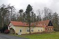 Ehemaliges Torwärterhaus (Wohnstallhaus) mit einer im Winkel angebauten Scheune (Einzeldenkmal der Sachgesamtheit 09301072)