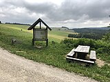 Blick nach Südosten. Links neben der Infotafel der Schwarze Stein