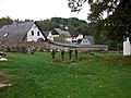 Kirche (mit Ausstattung), Kirchhofsmauer mit Pforte, eine Grabanlage und zwei Grabmale