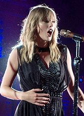 Swift, Mayıs 2018'de Reputation Stadium Tour'da performans sergilerken