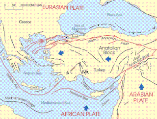 Die tektonische Karte des östlichen Mittelmeeres. Die nordanatolische Verwerfung, die ostanatolische Verwerfung sowie die Gräben von Hellenic und Florence. Die Bewegung des anatolischen Blocks nach Westen ergibt sich aus (1) Unterschieden in der Bewegungsgeschwindigkeit zwischen der arabischen und der afrikanischen Platte, (2) unterschiedlichen Bewegungsrichtungen zwischen dem anatolischen Block und der eurasischen Platte im Norden und (3) der Subduktion der afrikanischen Platte unter dem anatolischen Block an den Gräben von Hellenic und Florence. Die arabische Platte bewegt sich schneller nach Norden als die afrikanische Platte, beide relativ zu einer stabilen eurasischen Platte.