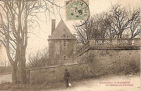 Blick auf die Terrasse des Schlosses, mit einem Pavillon im Hintergrund. Um 1900