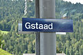 Bahnhofsschild in Gstaad, Schriftart Rail Alphabet