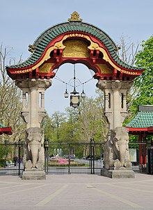 Eingangstor des Berliner Zoos mit zwei Elefantenstatuen und einer Pagode