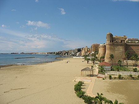 Costa di Nettuno, in primo piano il Forte Sangallo