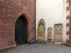 Drei Epitaphe am Seitenportal der Kirche