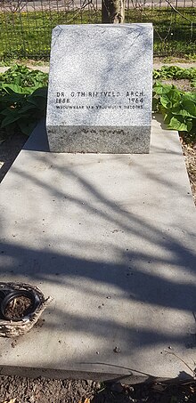 A right trapezoid granit gravemark for Dr. G.Th. Rietveld Arch. (1888–1964), widower of wife Gien Hadders