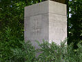 Das Friedrich-Ludwig-Jahn-Denkmal von 1953 im Lohrpark, mit Jahn-Schriftzug und Turnerkreuz