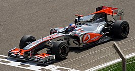 Jenson Button in de MP4-25, Bahrein International Circuit