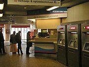 De stationshal met de voormalige klantenservice.