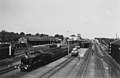 Het emplacement van het N.S.-station Leeuwarden, met een trein getrokken door een stoomlocomotief uit de serie 2100 van de N.S (1939)