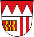 Landkreis Karlstadt (–1972) Geteilt und unten gespalten; oben in Rot drei silberne Spitzen; unten vorne in Silber ein mit drei eingebogenen goldenen Pfählen belegter roter Balken, hinten in Silber zwei rote Pfähle.